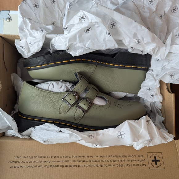 Dr. Martens 8065 Mary Jane Virginia Leather Shoes - Picture 2 of 6